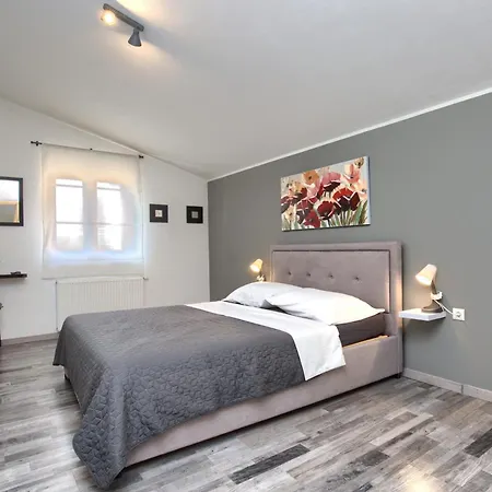 House Ulika Пула