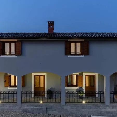 House Ulika Nyaraló Póla