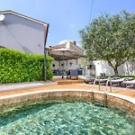 בית נופש House Ulika פולה