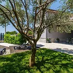 House Ulika פולה