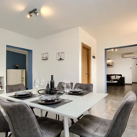 בית נופש House Ulika פולה